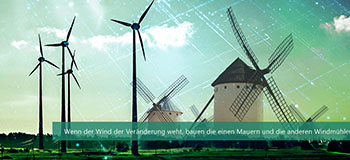 Windkraftanlagen und traditionelle WindmÃ¼hlen in einer grÃ¼nen Landschaft mit digitaler Ãœberlagerung, deutscher Text unten.