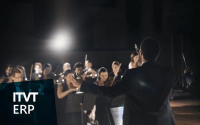 Ein Dirigent, der wÃ¤hrend einer AuffÃ¼hrung ein Orchester leitet, wÃ¤hrend Musiker auf der BÃ¼hne verschiedene Instrumente spielen. Die Szene vermittelt Koordination, Harmonie und Teamwork. Das ITVT ERP-Logo erscheint in der unteren linken Ecke.