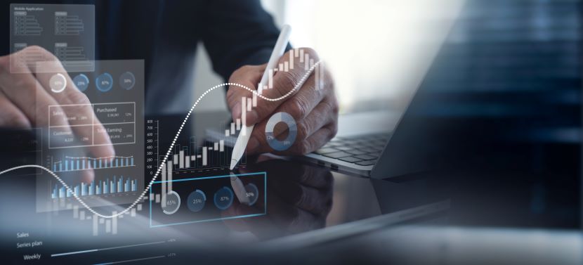 Hände, die einen Stylus auf einem Tablet verwenden, auf dem Grafiken mit Diagrammen, Datenpunkten und Analyse-Dashboards eingeblendet sind.