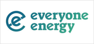 Everyone Energy-Logo mit stilisiertem Kleinbuchstaben â€žeâ€œ in einem kreisfÃ¶rmigen Design, gefolgt von den Worten â€ževeryone energyâ€œ in grÃ¼nem Farbverlauf auf weiÃŸem Hintergrund.