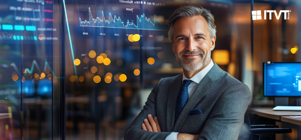 Ein Bild der Marke ITVT, das einen Fachmann in einer modernen BÃ¼roumgebung zeigt, der mit verschrÃ¤nkten Armen vor digitalen Dashboards und Computerbildschirmen steht, auf denen Datenanalysen angezeigt werden; es symbolisiert datengestÃ¼tzte Entscheidungsfindung, FÃ¼hrungsqualitÃ¤ten und Business Intelligence in einem technologieorientierten Umfeld.