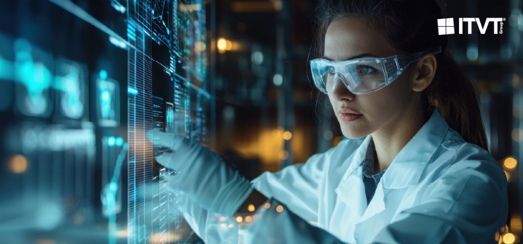 Ein Wissenschaftler in einem Laborkittel interagiert mit einer groÃŸen transparenten digitalen Schnittstelle, auf der Daten und Analysen angezeigt werden, umgeben von fortschrittlicher Technologie und beleuchteten Bildschirmen. Das ITVT-Logo erscheint in der oberen rechten Ecke.