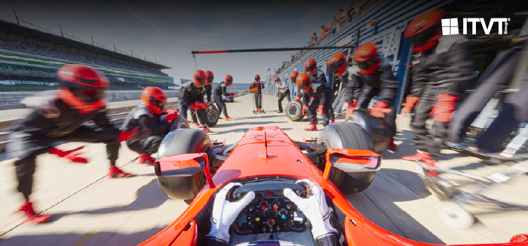 Ein Bild der Marke ITVT, das einen Hochleistungs-Rennwagen wÃ¤hrend eines Boxenstopps aus der Perspektive des Fahrer-Cockpits zeigt, umgeben von einer professionellen Boxencrew und AusrÃ¼stung, als Symbol fÃ¼r Geschwindigkeit, PrÃ¤zision, Teamarbeit und operative Exzellenz.