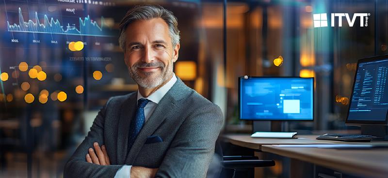 Ein Bild der Marke ITVT, das einen Fachmann in einer modernen BÃ¼roumgebung zeigt, der mit verschrÃ¤nkten Armen vor digitalen Dashboards und Computerbildschirmen steht, auf denen Datenanalysen angezeigt werden; es symbolisiert datengestÃ¼tzte Entscheidungsfindung, FÃ¼hrungsqualitÃ¤ten und Business Intelligence in einem technologieorientierten Umfeld.