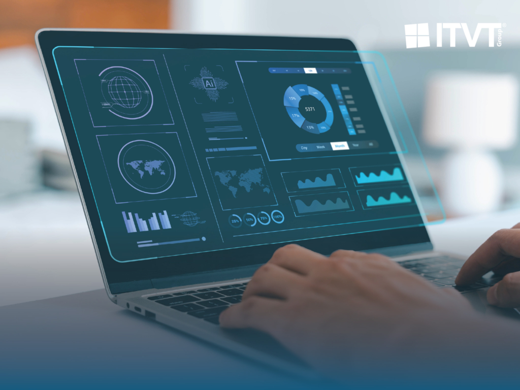 Nahaufnahme eines Laptops, auf dem ein futuristisches Dashboard mit Diagrammen, Grafiken und Weltkarten in BlautÃ¶nen angezeigt wird, was auf Datenanalyse und KI-Integration hindeutet. Die HÃ¤nde einer Person tippen auf der Tastatur. Das Logo der ITVT Group ist in der oberen rechten Ecke zu sehen. Von ITVT.