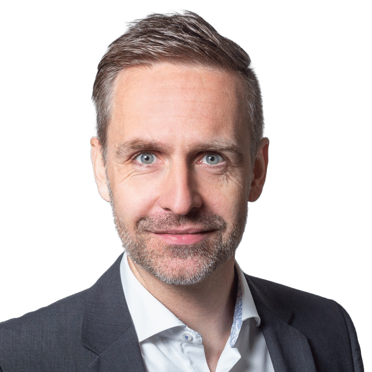 Professionelles Business-PortrÃ¤t, das eine Person in einem formellen Sakko und einem Hemd mit Kragen vor einem neutralen Hintergrund zeigt und UnternehmensfÃ¼hrung, ProfessionalitÃ¤t sowie ein modernes GeschÃ¤ftsumfeld verkÃ¶rpert.