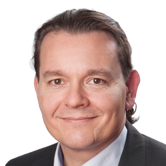 Professionelles Business-PortrÃ¤t, das eine Person in einem formellen Sakko und einem Hemd mit Kragen vor einem klaren weiÃŸen Hintergrund zeigt und damit unternehmerische ProfessionalitÃ¤t sowie ein FÃ¼hrungsprofil vermittelt.