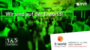 Werbebanner mit einer grün getönten, verschwommenen Menschenmenge im Hintergrund. Der Text „Wir sind auf der E‑world!“ ist in weißer Schrift dargestellt. Das ITVT-Logo erscheint in der oberen rechten Ecke, das „365 Stadtwerk“-Logo unten links. Unten rechts ist das Logo der E-world energy & water mit den Veranstaltungsdetails zu sehen: 10. bis 12. Februar 2026, Essen, Deutschland, und die Website www.e-world-essen.com.